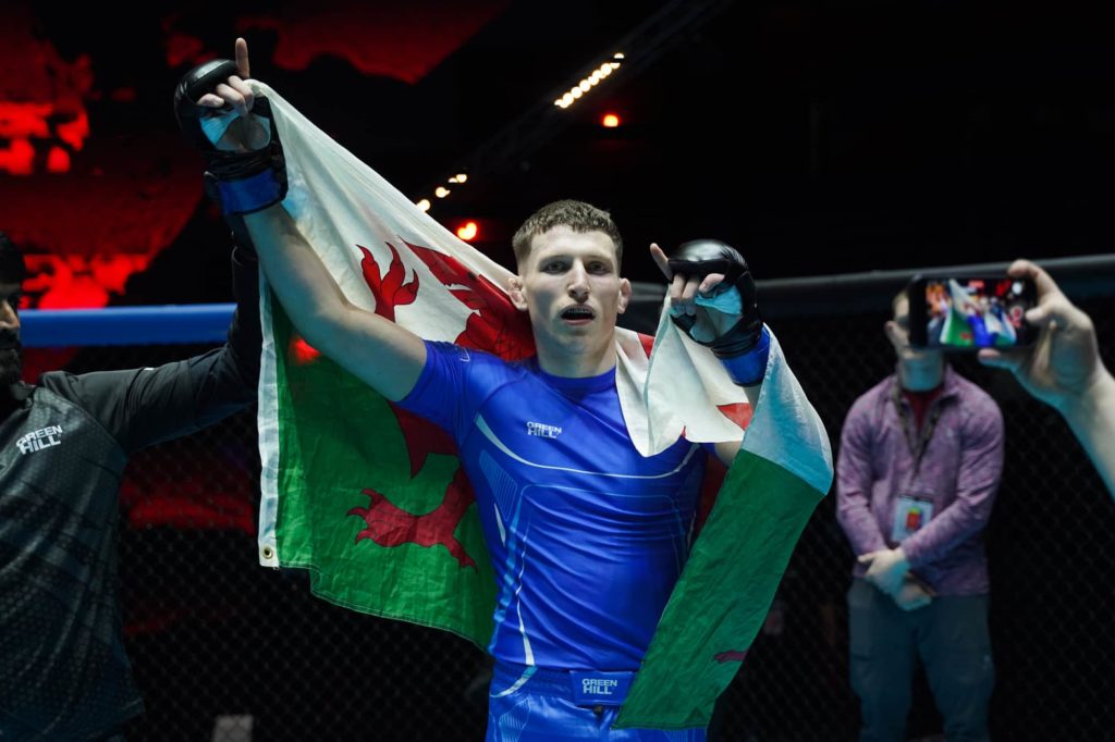 Roan Crocker Flying Welsh Flag Solo at 2022 World Championships as he Closes in on Light Heavyweight Medal Position